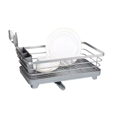 Organizzazione della cucina con vassoio di scarico e portautensili